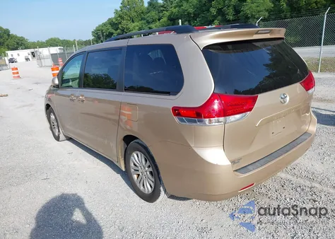 2011 Toyota Sienna Xle V6 z USA, uszkodzony, nr VIN 5TDYK3DC7BS008535